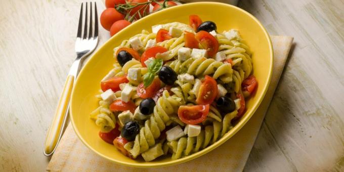 Salade de pâtes, tomates, olives, mozzarella et vinaigrette à la moutarde