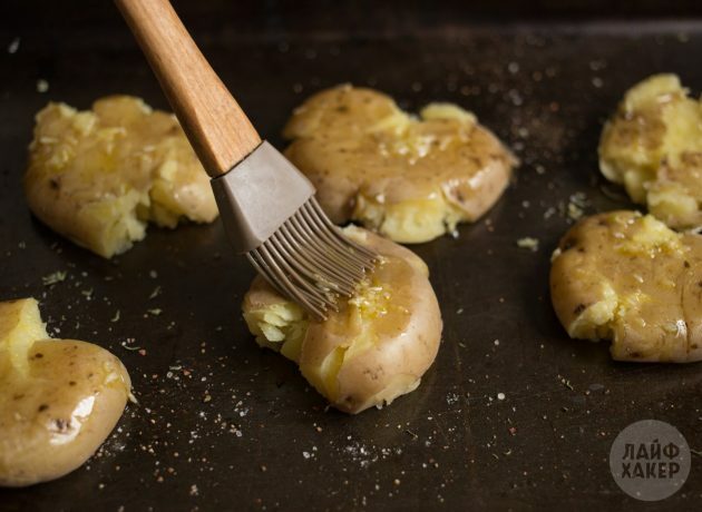 Comment faire cuire des pommes de terre au four au four: Badigeonner le tout d'huile d'ail