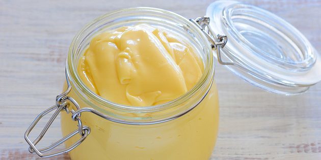 mayonnaise fait maison avec de la moutarde et le jus de citron