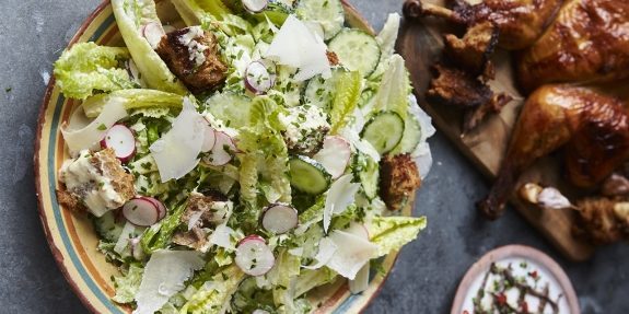 Salade César au poulet, concombre et radis de Jamie Oliver