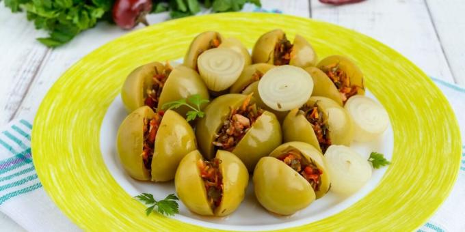 Tomates vertes aux carottes et poivrons pour l'hiver