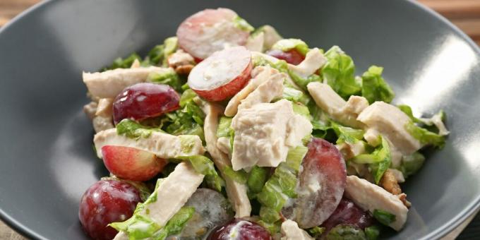 Salade aux raisins et poulet en sauce crème-fromage