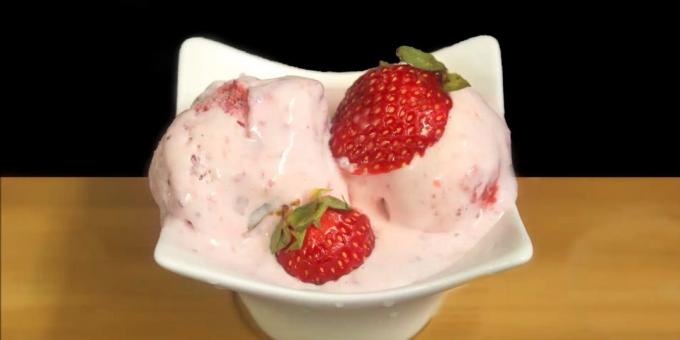 Comment faire cuire la crème glacée avec du lait condensé et des fraises