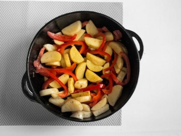 Poulet aux légumes: ajoutez les poivrons et les pommes de terre