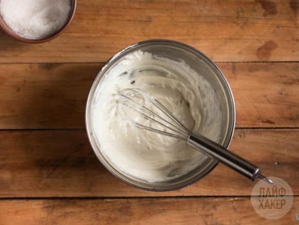 Fouettez un paquet de fromage à la crème avec quelques cuillères à soupe de sucre ordinaire et un sachet de vanille