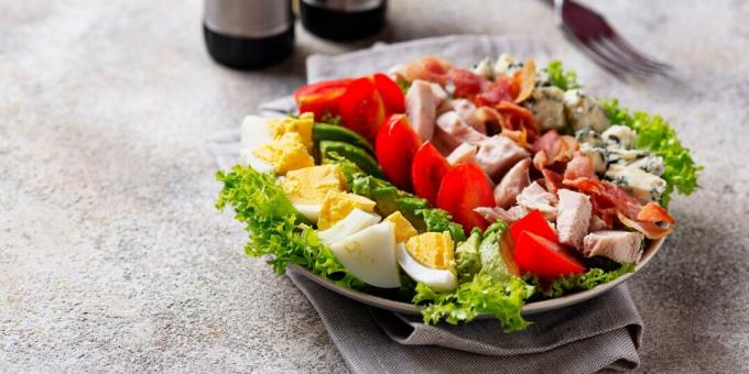 Salade Cobb avec jambon, oeufs, avocat, tomates cerises et fromage bleu