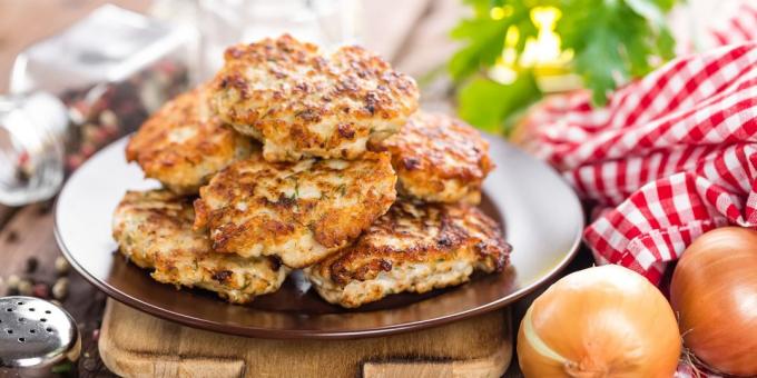 Turquie escalopes avec du chou, les carottes et les champignons