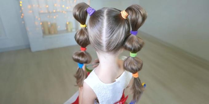 Coupes de cheveux pour les filles: queues volumineuses avec des bandes de caoutchouc