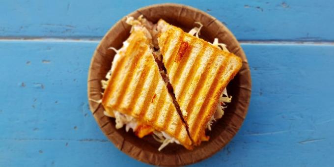 fromage: sandwich chaud avec de la dinde, du fromage et roquette