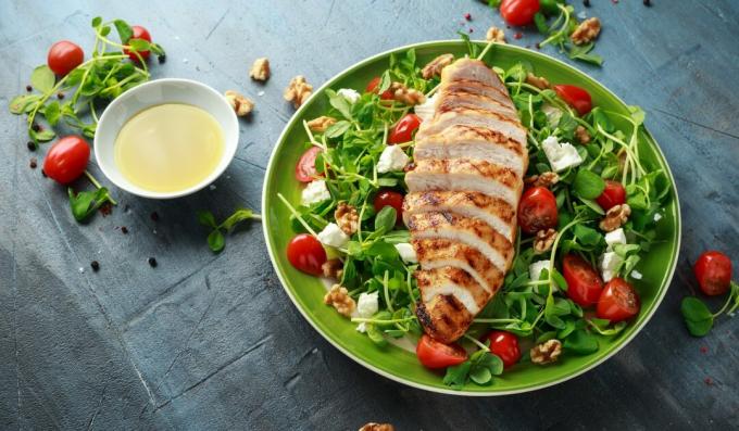 Salade santé au poulet, légumes et fromage feta