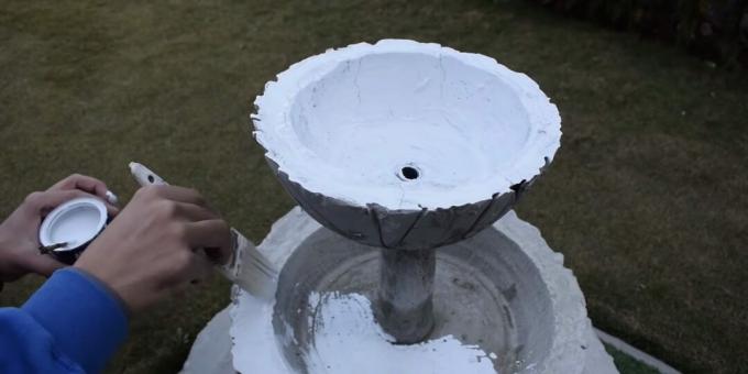 Comment faire une fontaine de vos propres mains: assemblez la structure et peignez