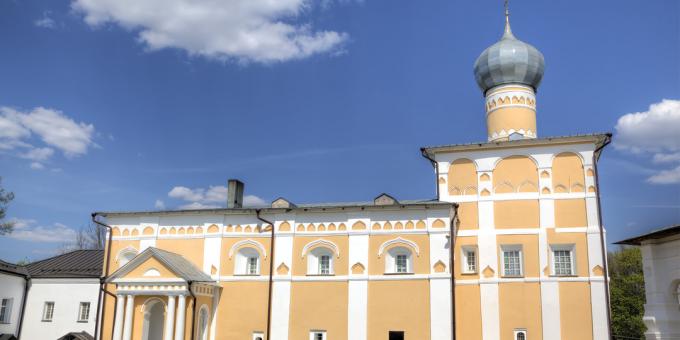 Monastère Varlaam-Khutynsky Spaso-Preobrazhensky et la tombe de Gabriel Derzhavin