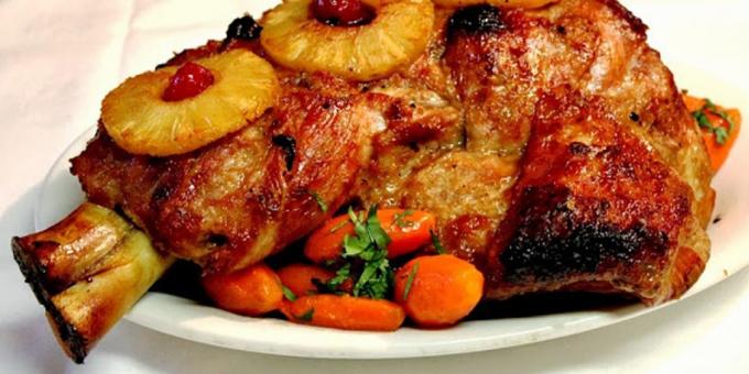 Porc au four: jambon de porc à l'ananas, les amandes et pruneaux