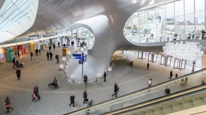 architecture européenne: la gare d'Arnhem aux Pays-Bas