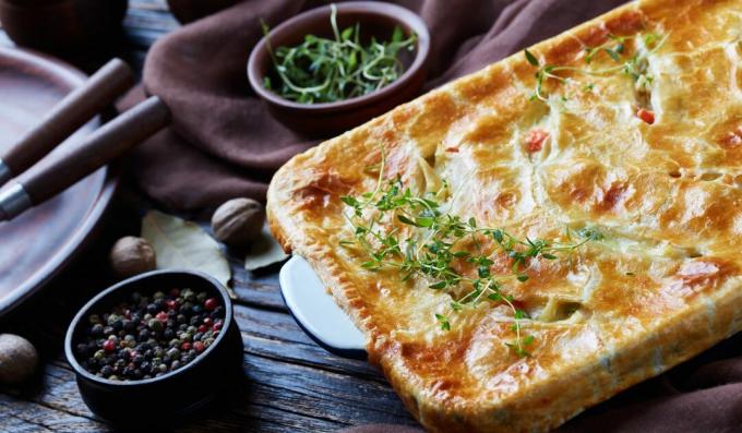 Tarte fermée avec poulet, champignons, thym et crème sure