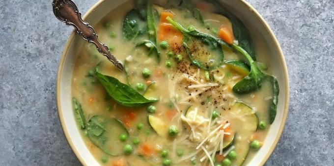 soupes de légumes: soupe aux courgettes, épinards, haricots et vin blanc