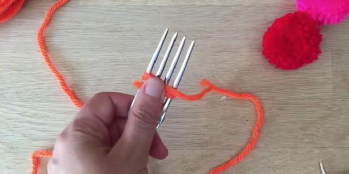 Comment faire un pompon: commencez à envelopper la fourchette avec du fil