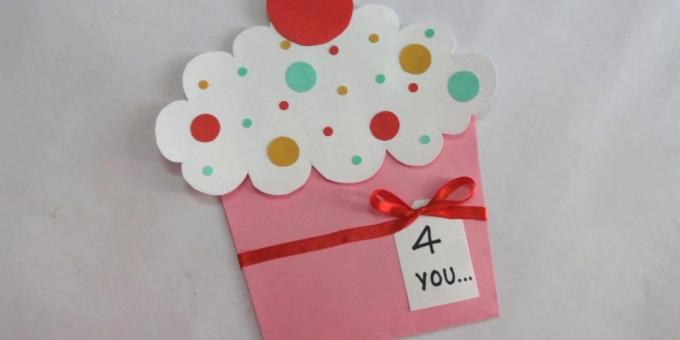 Comment faire un cadeau d'anniversaire à muffins rétractable carte postale avec ses mains