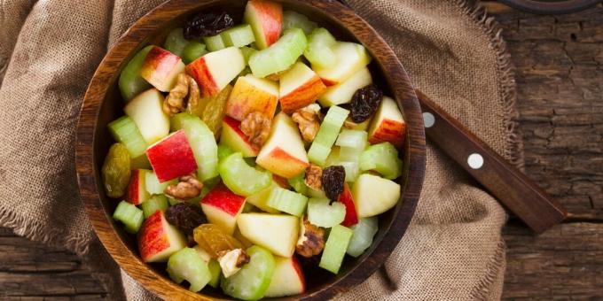 Salade de céleri, pomme, raisins secs et noix