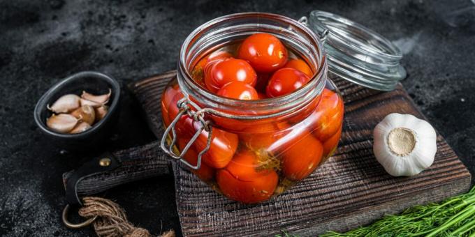 Tomates salées à l'eau minérale