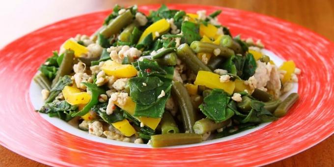 Ragoût de dinde diététique aux haricots verts, poivrons et épinards: une recette simple
