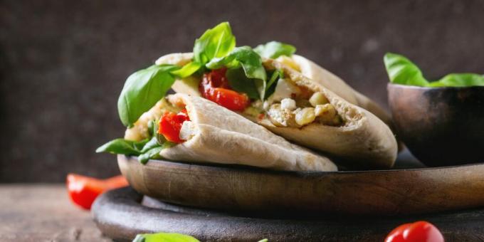 Pita au fromage, tomates et concombres marinés