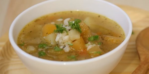 Les plats du navet: soupe de légumes avec le navet et le riz