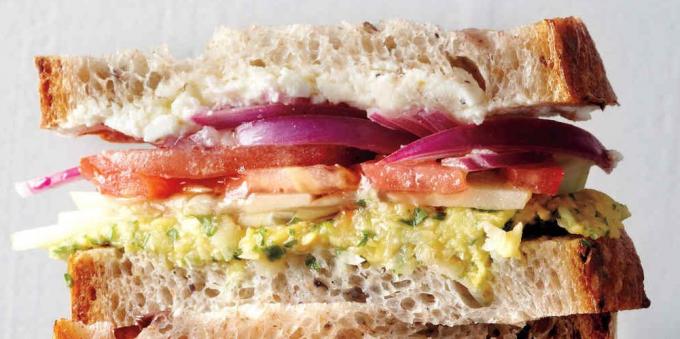 Sandwich avec une salade grecque et la pâte de pois chiches