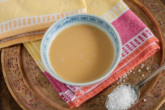 Au Tibet, le thé vert fort est ajouté au yak de beurre et de sel