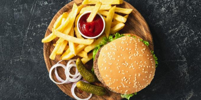 Burgers avec côtelette d'agneau, sauce verte et piment