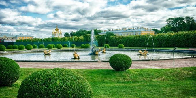 De beaux endroits en Russie. Peterhof