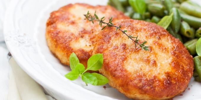 Turquie escalopes avec des oignons et des pommes de terre