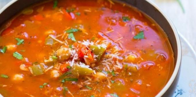 soupes de légumes: soupe aux poivrons, tomates, pois chiches et de riz