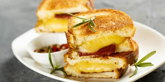 Sandwichs chauds avec saucisse et fromage