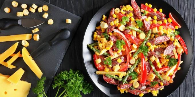 Salade avec saucisse, maïs et poivron
