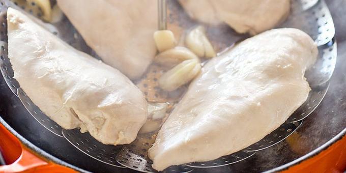 Comment et combien de faire cuire les poitrines de poulet dans un bain-marie 