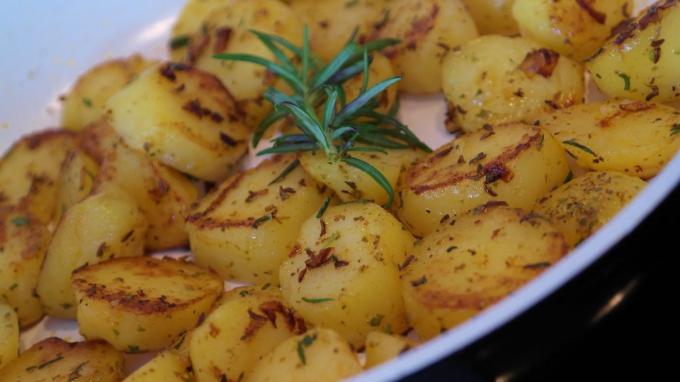 Comment faire frire les pommes de terre avec des oignons, le cumin et le romarin