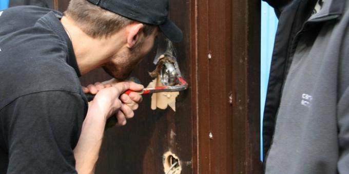 Que faire si vous perdez les clés de l'appartement: ouverture de la serrure de la porte