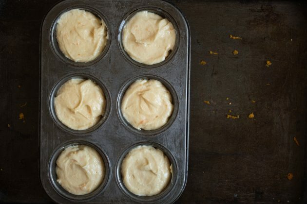 Comment faire des muffins à la mandarine: répartir la pâte dans des moules