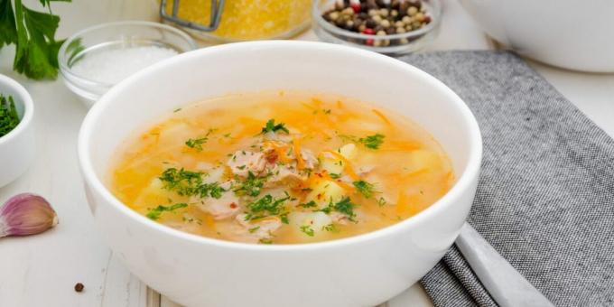 Shchi avec du poisson en conserve dans une mijoteuse