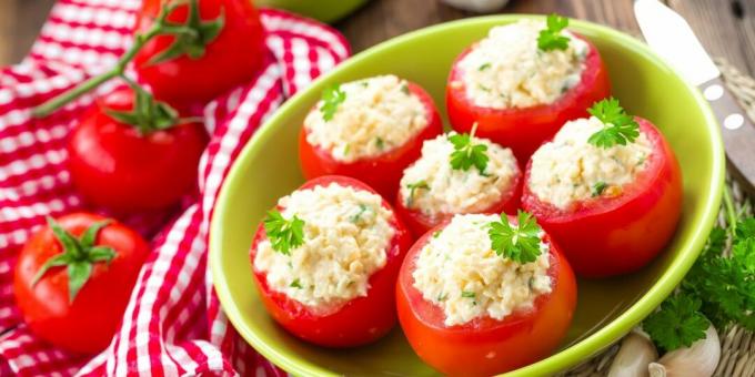 Tomates farcies au fromage et à l'ail