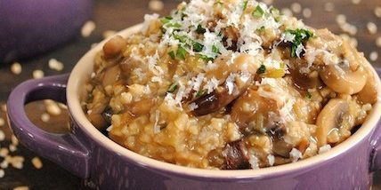 flocons d'avoine non sucré: risotto aux flocons d'avoine avec des champignons et des herbes
