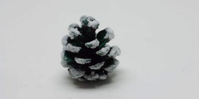 comment faire un arbre de Noël de vos propres mains: couvrez les cônes de sel