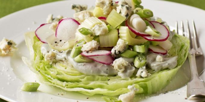 Salade au fromage, le radis et le céleri