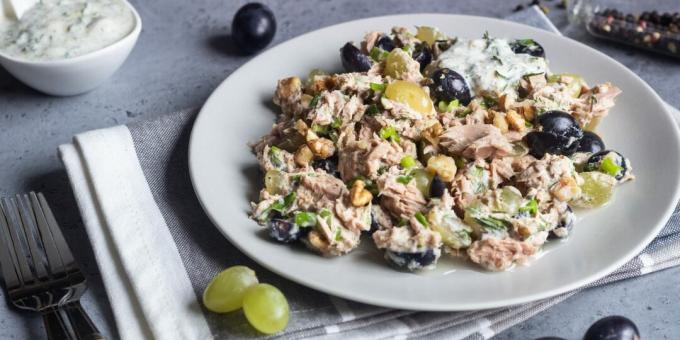 Une recette de salade simple avec des raisins, du thon et des noix