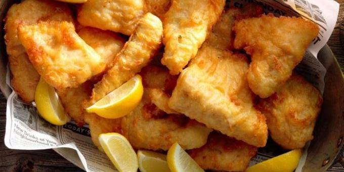 Le poisson dans la pâte avec du jus de citron