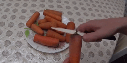 Comment conserver les carottes dans le réfrigérateur: Couper les carottes dans les extrémités de sèches des deux côtés