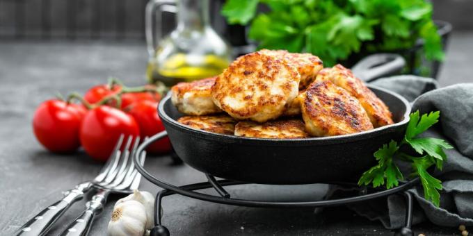 Escalopes de poulet hachées avec du pain au four: une recette simple