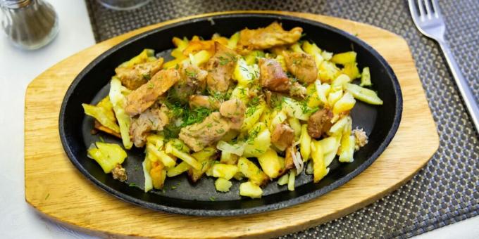 Pommes de terre frites avec de la viande dans une casserole
