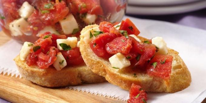 collations simples: Crostini avec tomates et mozzarella